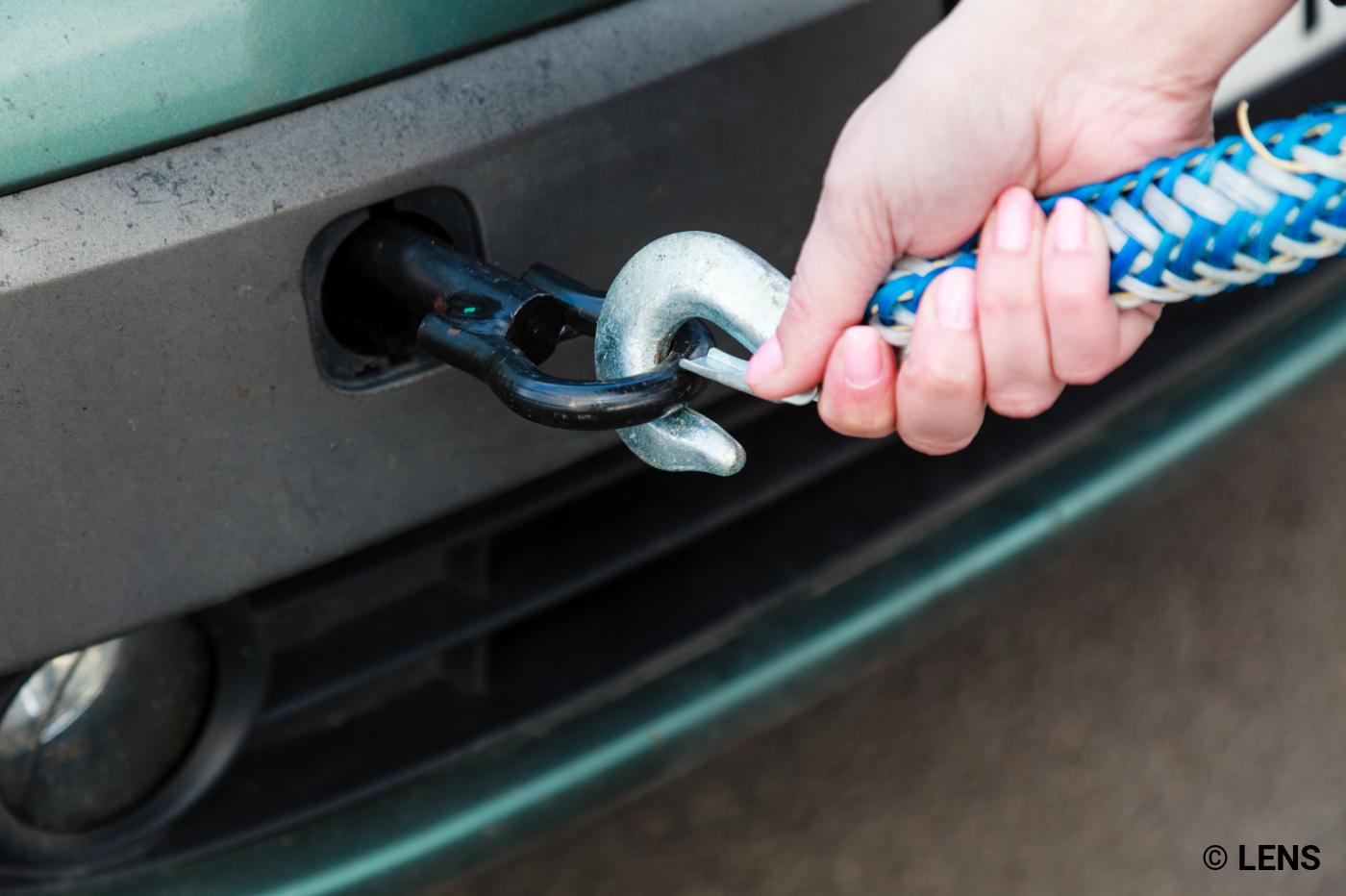 Mogen er passagiers in een gesleepte auto zitten?